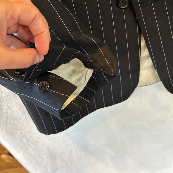 Hickey Freeman 100% Wool suit with working surgeons cuffs - Picture 7 of 9